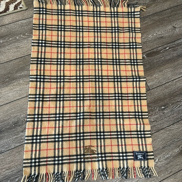 Authentic Burberry wool lap scarf - Picture 1 of 6